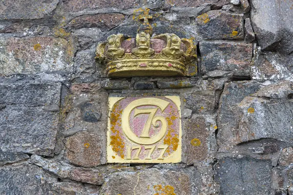 Fredriksten Kalesi, Halden, Ostfold, Norveç. 3 Kasım 2024. Fredriksten Kalesi 'nin duvarında 1777' den kalma taç ve mühür.