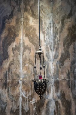 İtalya, Venedik Bazilikası di San Marco 'nun içi. Asılı mum ve mermer duvarın ayrıntıları.