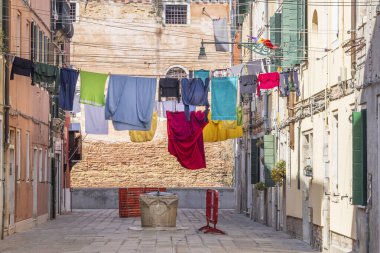 İtalya, Venedik. Arsenale Mahallesi, Castello Bölgesi. Binalar arasında kurutmak için çamaşır asma.