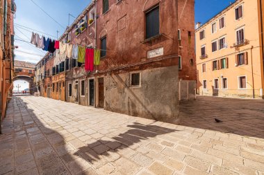 İtalya, Venedik. Arsenale Mahallesi, Castello Bölgesi. Binalar arasında kurutmak için çamaşır asma.