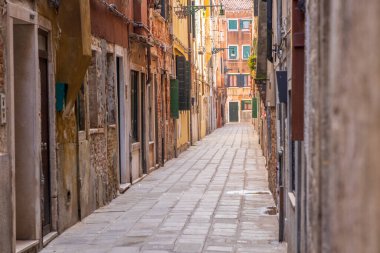 İtalya, Venedik. Castello bölgesi. Dar Taş Sokak.