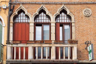 İtalya, Venedik. Castello bölgesi. Sağ üst köşesinde Gotik pencereler ve madalyon bulunan bina detayları.