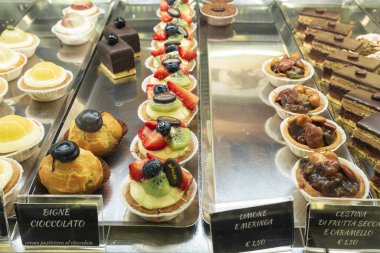 İtalya, Venedik. Castello bölgesi. Çeşitli hamur işleri ve tatlılar satan bir dükkan..