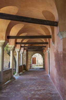 İtalya, Torcello adası. Santa Maria Assunta Bazilikası (Kilise). Geç dönem Paleohristiyan mimarisi. Manastır.