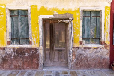 İtalya, Burano. Adanın ünlü renkli binalarından birinin ön cephesi..