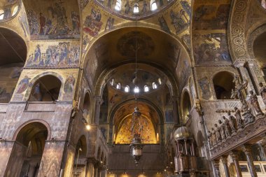 İtalya, Venedik. 27 Mar 2023. Bazilika di San Marco iç mekanı. Kemerleri ve kubbesi olan tavan..