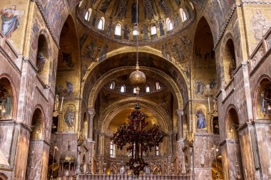 İtalya, Venedik. 27 Mar 2023. Bazilika di San Marco iç mekanı. Kemerleri ve kubbesi olan bir tavan. Haç şeklinde avize..