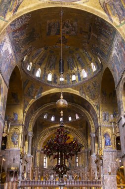 İtalya, Venedik. 27 Mar 2023. Bazilika di San Marco iç mekanı. Kemerleri ve kubbesi olan bir tavan. Haç şeklinde avize..