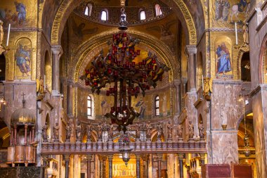 İtalya, Venedik. 27 Mar 2023. Bazilika di San Marco iç mekanı. Kemerleri ve kubbesi olan bir tavan. Haç şeklinde avize..