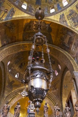 İtalya, Venedik. 27 Mar 2023. Bazilika di San Marco iç mekanı. Asılan lamba armatürü.