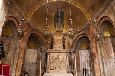İtalya, Venedik. 27 Mar 2023. Bazilika di San Marco iç mekanı. Kemerleri ve kubbesi olan bir tavan. Papa Mozaiği (Aziz) Clement I sunağın üzerinde.