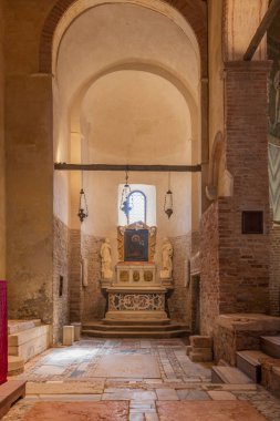 28 Mart 2023. İtalya, Torcello adası. Santa Maria Assunta Bazilikası (Kilise). Geç dönem Paleohristiyan mimarisi. Yan sunak.