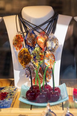 28 Mart 2023. İtalya, Murano. Yerel olarak üretilen dekoratif cam mücevherler.