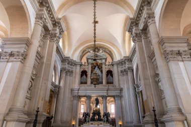 29 Mart 2023. İtalya, Venedik. San Giorgio Maggiore Kilisesi. Yüksek sunak ve organ boruları.