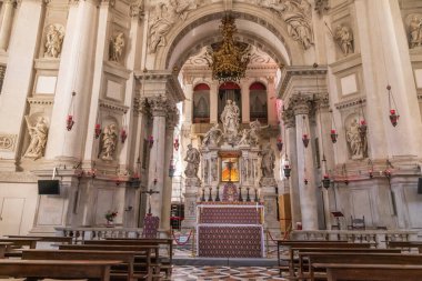 29 Mart 2023. İtalya, Venedik. Santa Maria della Salute Kilisesi. İç mekan. Yüksek sunak.