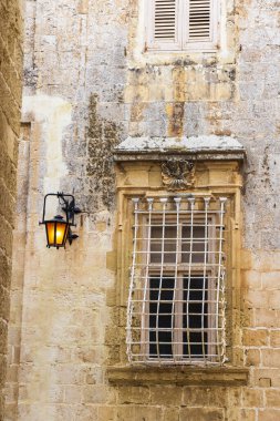 Malta, Mdina. Boyalı demir parmaklıklarla süslü pencere.