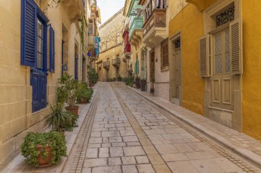 Malta, Birgu. Dar sokaklar ve taş binalar.