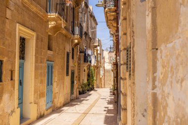 Malta, Birgu. Taş binaları olan dar bir sokak..