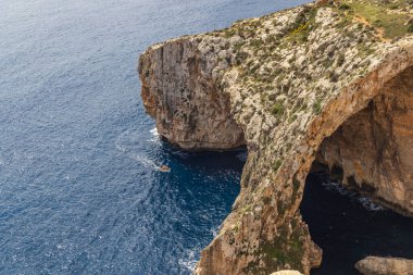Malta. Blue Grotto, yukarıdan görüldü. Küçük tur teknesi.