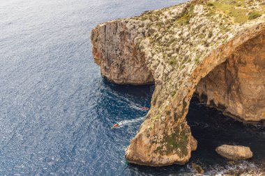 Malta. Blue Grotto, yukarıdan görüldü. Küçük tur tekneleri.