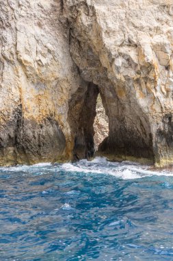Malta, Blue Grotto. Akdeniz 'in mavi suları bir tur teknesinden görüldü..
