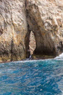 Malta, Blue Grotto. Akdeniz 'in mavi suları bir tur teknesinden görüldü..