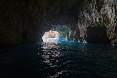 Malta, Blue Grotto. Akdeniz 'in mavi suları bir tur teknesinden görüldü..