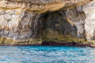 Malta, Blue Grotto. Akdeniz 'in mavi suları bir tur teknesinden görüldü..
