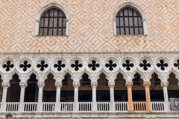 İtalya, Venedik. San Marco Meydanı. Valinin saray cephesi.