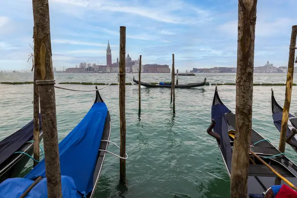 İtalya, Venedik. San Marco Meydanı. Gondollar meydanda demirlemiş, San Giorgio Maggiore Adası 'na doğru..
