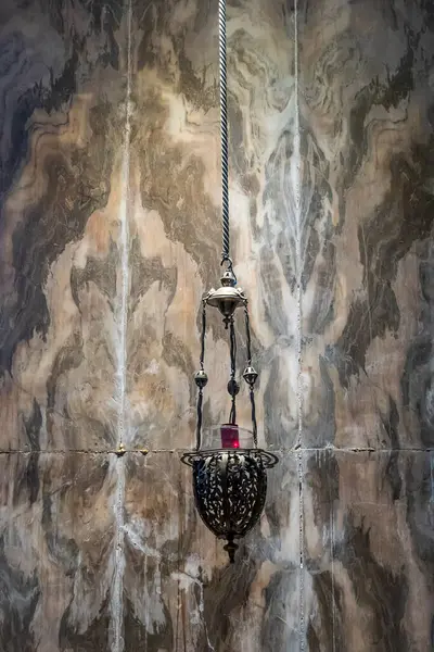 İtalya, Venedik Bazilikası di San Marco 'nun içi. Asılı mum ve mermer duvarın ayrıntıları.