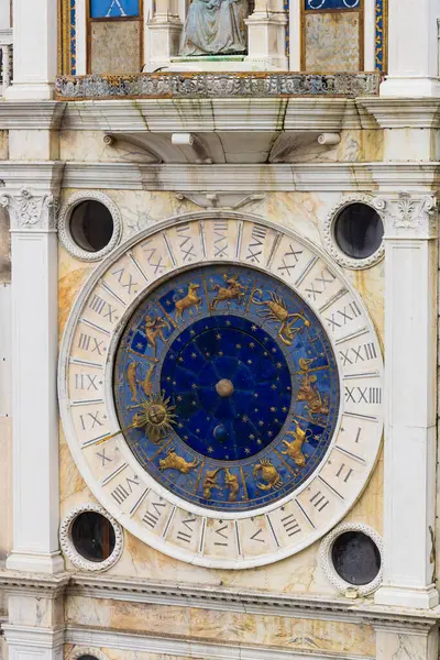 İtalya, Venedik. San Marco Meydanı. Saint Mark Saat Kulesi detayı. Astrolojik semboller.