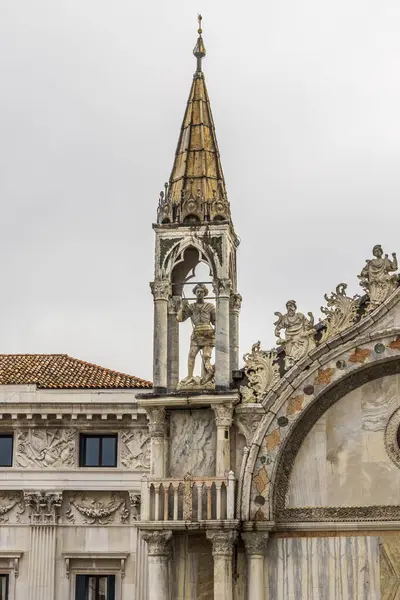 İtalya, Venedik. San Marco Meydanı. San Marco Bazilikası. Çatıdaki heykellerin detayları..