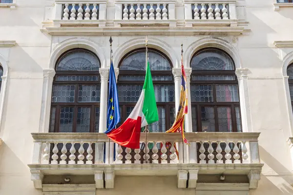 İtalya, Venedik. Avrupa Birliği, İtalya ve Venedik 'in bayrakları bir balkondan yükseliyor..