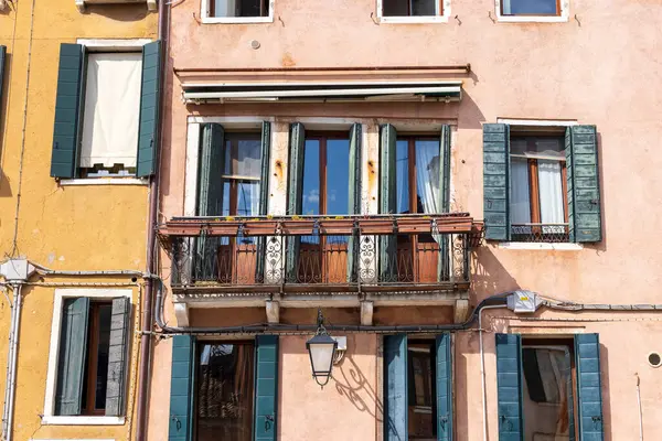 İtalya, Venedik. Balkonlu bina cephesi yıpranmış.