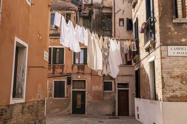 İtalya, Venedik. Arsenale Mahallesi, Castello Bölgesi. Binalar arasında kurutmak için çamaşır asma.