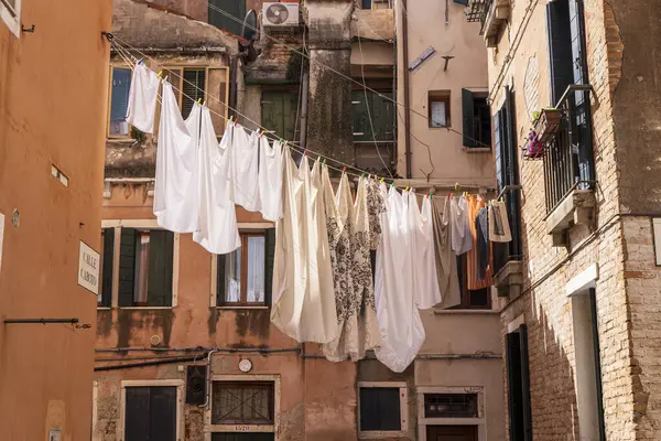 İtalya, Venedik. Arsenale Mahallesi, Castello Bölgesi. Binalar arasında kurutmak için çamaşır asma.