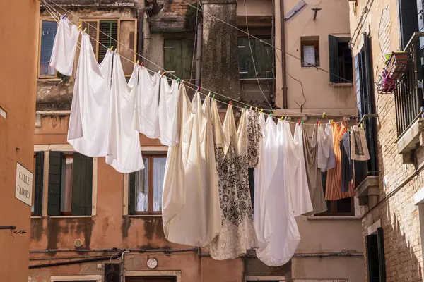 İtalya, Venedik. Arsenale Mahallesi, Castello Bölgesi. Binalar arasında kurutmak için çamaşır asma.