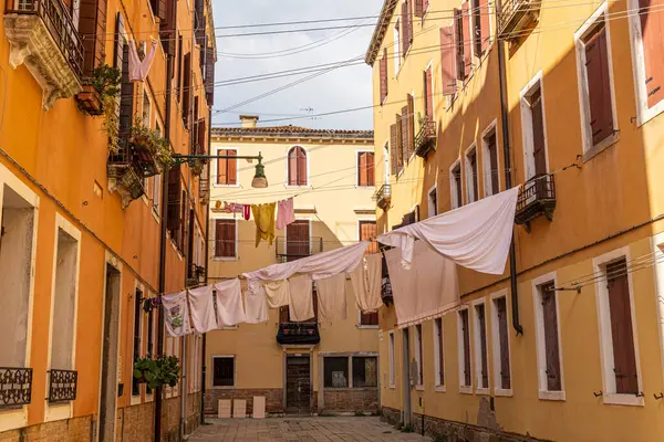 İtalya, Venedik. Arsenale Mahallesi, Castello Bölgesi. Binalar arasında kurutmak için çamaşır asma.