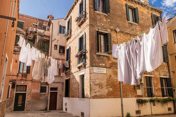 İtalya, Venedik. Arsenale Mahallesi, Castello Bölgesi. Binalar arasında kurutmak için çamaşır asma.