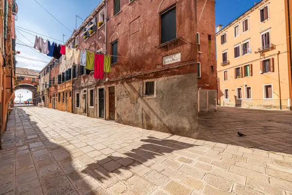 İtalya, Venedik. Arsenale Mahallesi, Castello Bölgesi. Binalar arasında kurutmak için çamaşır asma.