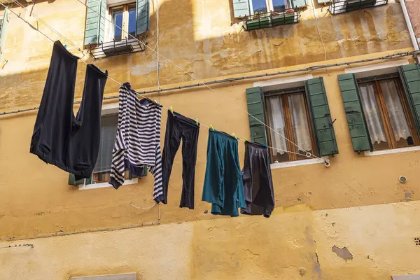 İtalya, Venedik. Arsenale Mahallesi, Castello Bölgesi. Binalar arasında kurutmak için çamaşır asma.