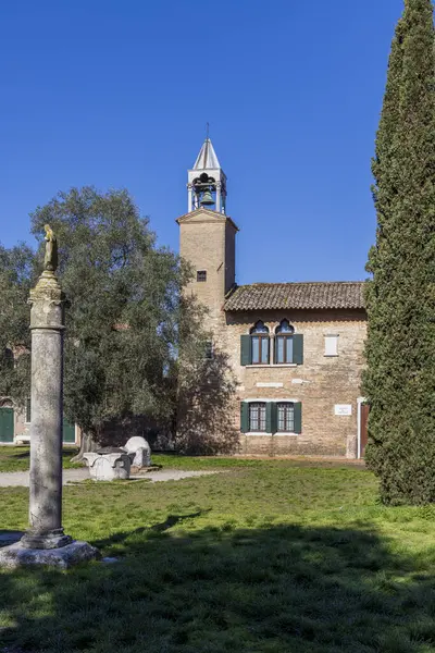 İtalya, Torcello adası. Santa Maria Assunta Bazilikası (Kilise). Geç dönem Paleohristiyan mimarisi.