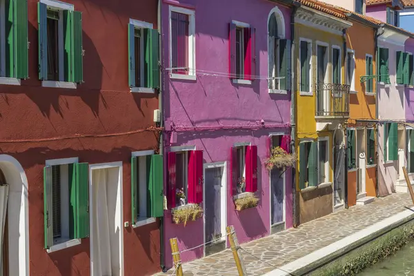 İtalya, Burano. Adanın rengarenk binaları.