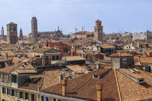 İtalya, Venedik. Döşeme çatıları.