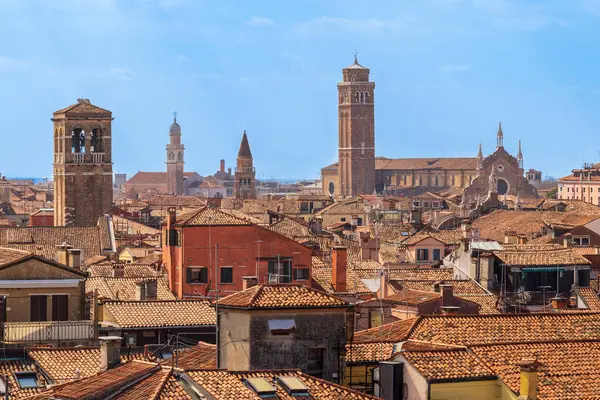 İtalya, Venedik. Döşeme çatıları.