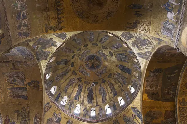 İtalya, Venedik. 27 Mar 2023. Bazilika di San Marco iç mekanı. Kemerleri ve kubbesi olan bir tavan. Geçiş kubbesindeki mozaik, 12 havari Meryem Ana ve iki melekle birlikte İsa 'nın yükselişi..