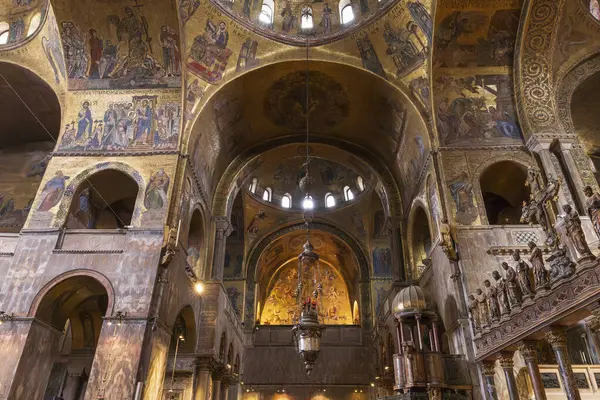 İtalya, Venedik. 27 Mar 2023. Bazilika di San Marco iç mekanı. Kemerleri ve kubbesi olan tavan..