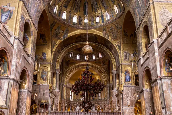 İtalya, Venedik. 27 Mar 2023. Bazilika di San Marco iç mekanı. Kemerleri ve kubbesi olan bir tavan. Haç şeklinde avize..