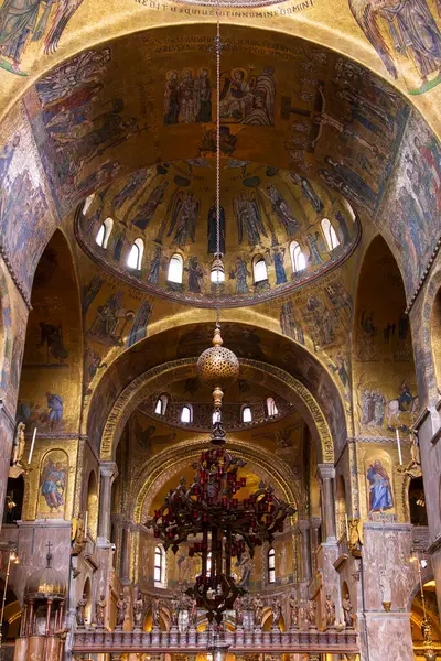 İtalya, Venedik. 27 Mar 2023. Bazilika di San Marco iç mekanı. Kemerleri ve kubbesi olan bir tavan. Haç şeklinde avize..